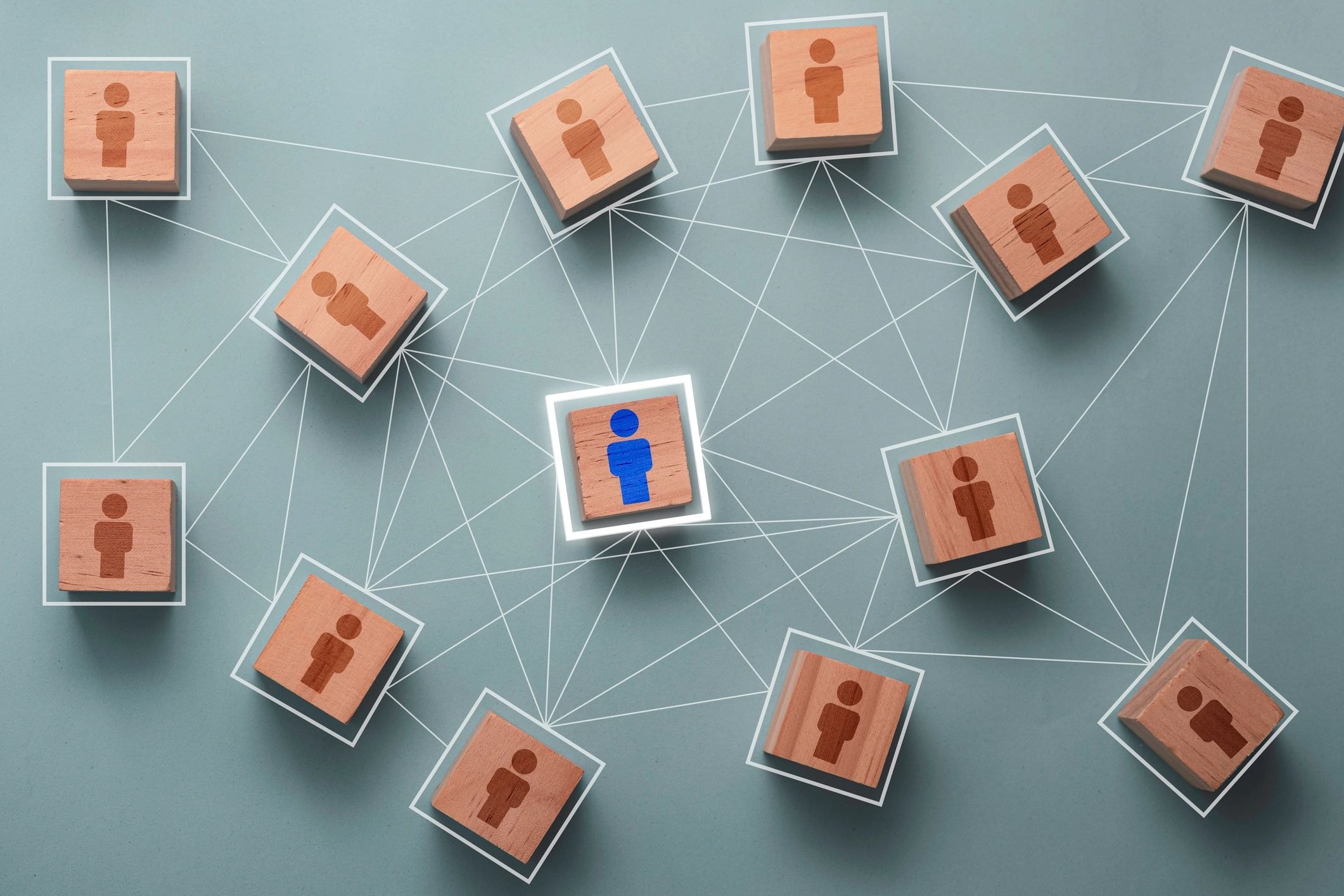 Réseau de blocs en bois représentant des connexions professionnelles