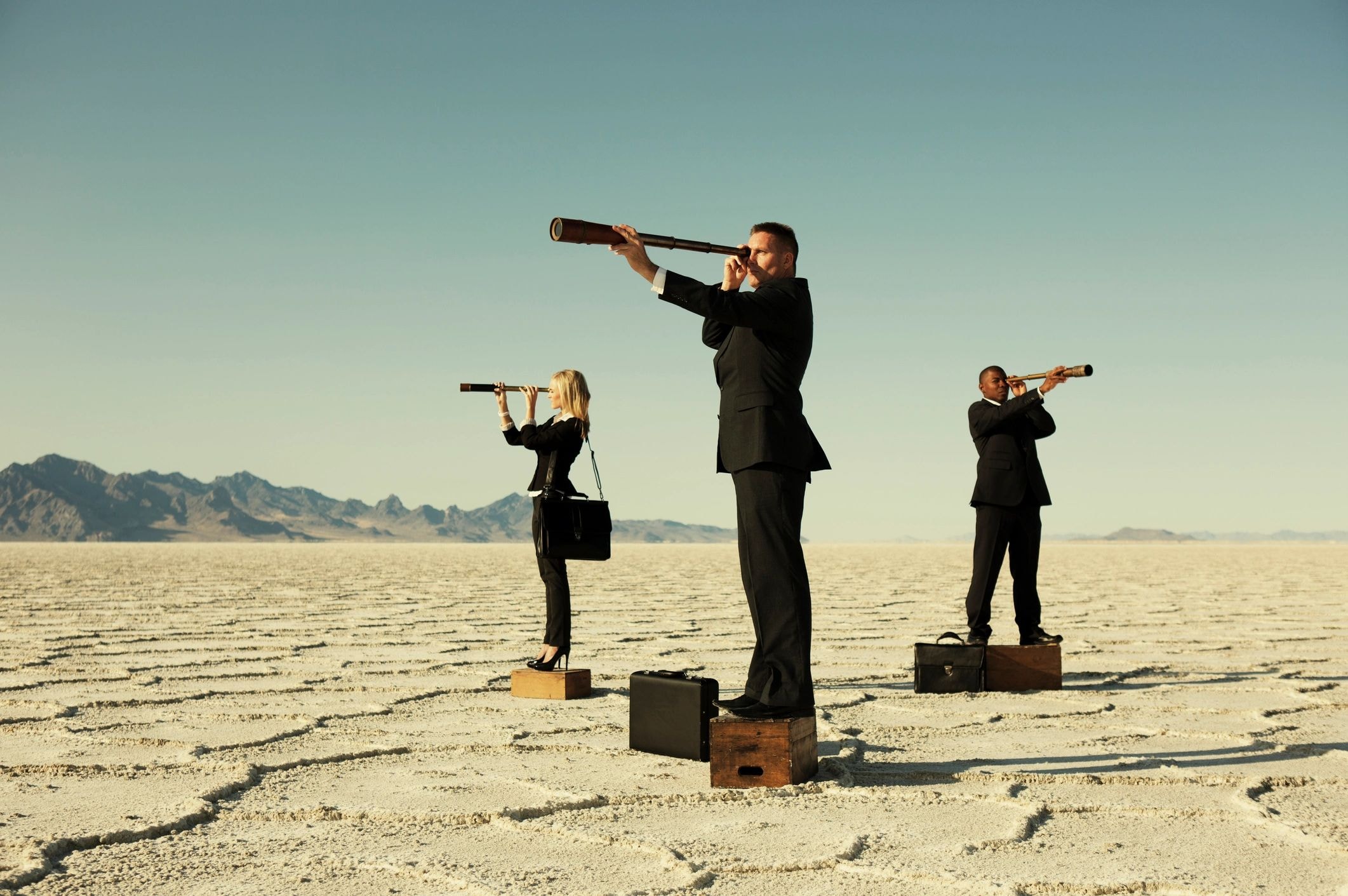 Professionnels en costume dans un paysage désertique